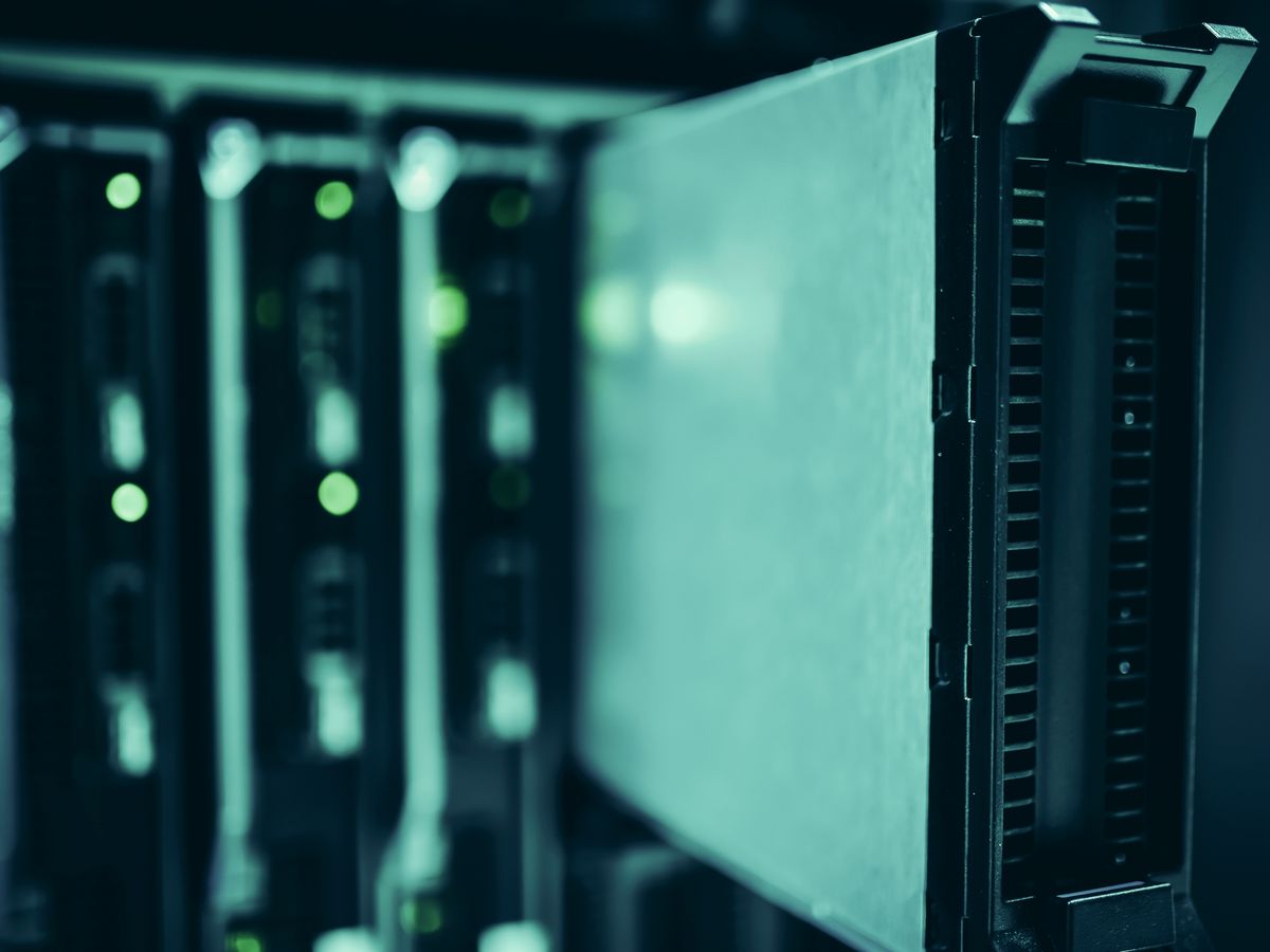 Data center com racks de servidores e infraestrutura de TI